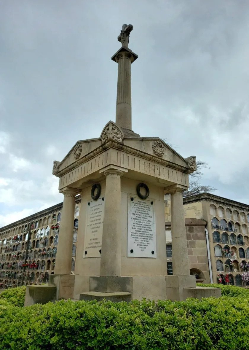 Monument a les víctimes del brot de febrer erigit el 1823 al cementiri del Poblenou / Mireia Pons